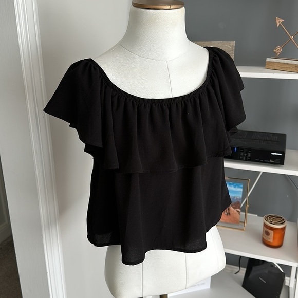 EXPRESS Ruffle Off Shoulder Crop Top - Picture 1 of 3